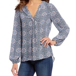 CHELSEA & THEODORE NWT Sleeve V Neck Medallion Top